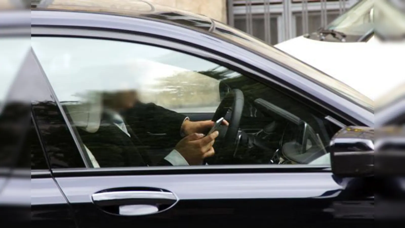 Das Smartphone übt eine große Anziehungskraft aus. So groß, dass manche auch dann nicht widerstehen können, wenn sie am Steuer sitzen.	 (Foto: Mobil in Deutschland)