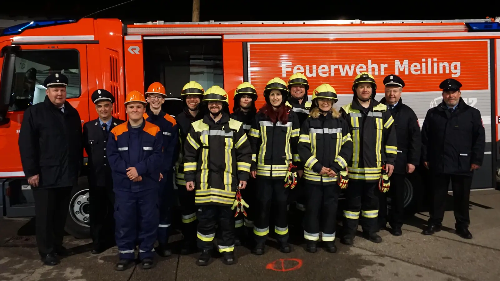 Prüfung erfolgreich bestanden (von links): Schiedsrichter Damjan Plahuta, Kommandant Jörg Altmann, Felix Sanktjohanser, Moritz Huber, Florian Soyer, Peter Schafft, Elena Weiß, Laura-Sophie Weiß, Hendrik Wille, Patricia Weiß, Jugendwart Martin Krönauer, Schiedsrichter Franz Matheis, sowie Schiedsrichter Georg Haslbeck. Nicht im Bild: Florian Otte. (Foto: red)