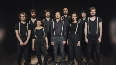 100 Jahre nach der Räterepublik verbindet die Gruppe „Happy Drama“ die beiden Zeitebenen von Spielhandlung und Entstehung des Stücks.  (Foto: Frank Schroth)