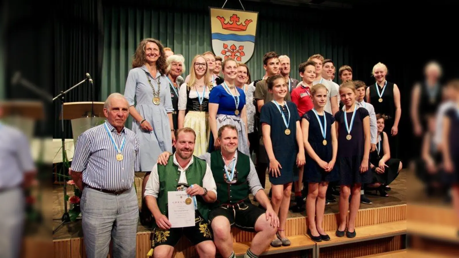 Die Bürger- und Sportlerehrung in Gräfelfing findet neuerdings im Bürgerhaus statt. Nach Ehrung, Geschenken und großem Foto (Bürgermeisterin Uta Wüst, 2. von links, mit den Geehrten) gab es ein Drei-Gänge-Menü in Buffetform, gekocht vom Pschorrhof Lochham. (Foto: us)