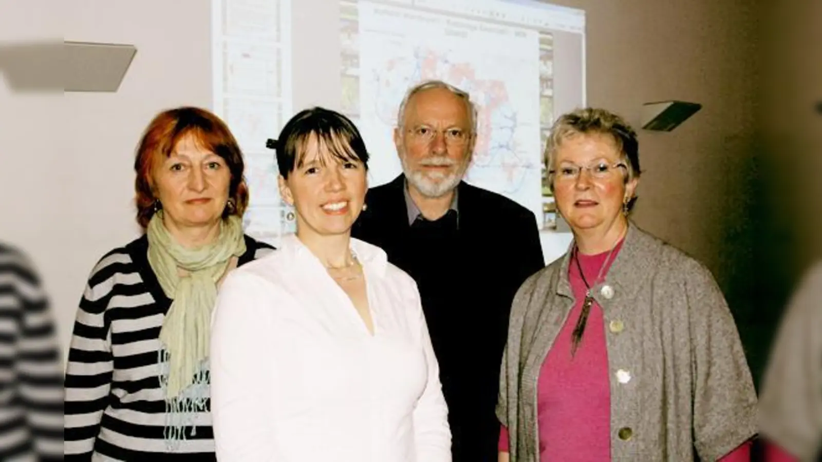 Die Initiatoren freuten sich über das große Interesse am Aktionsbündnis gegen den Südring v. l. Ingrid Reinhart-Meier und Antje Wagner von den Grünen, Manfred Siering vom Bund Naturschutz und Edith Wassermann von der SPD.  (Foto: hol)
