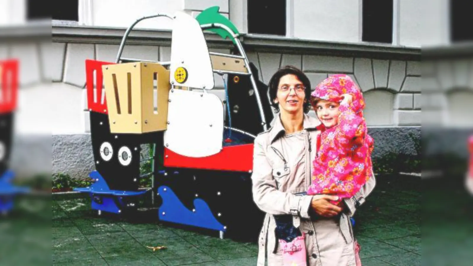 Einrichtungsleiterin Katja Probst und ihre Tochter Pauline auf dem Spielplatz der neuen Kindertagesstätte.	 (Foto: js)