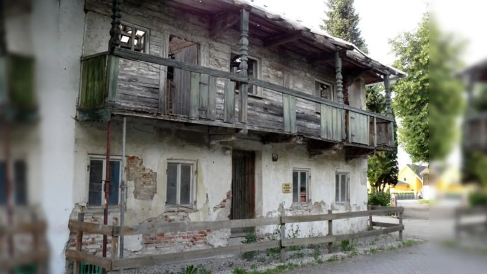 Zuwachs für das Bauernhausmuseum in Erding? In Pesenlern droht dem ältesten nicht-kirchlichen Gebäude des Landkreises der Verfall.	 (Foto: kw)
