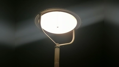 Eine Laterne bringt Licht ins Dunkle: Für den Fußweg vom Westpark bis zur Straße Am Westpark fordert eine Bürgerin eine Beleuchtung. (Foto: job)