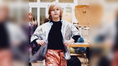 Glanzvoller Auftritt: Zu den Klängen von Dancing Queen präsentierten sich bei der Modenschau die 70er-Jahre-Outfits. (Foto: © Aktion Sonnenschein/ Matthias Kostya)