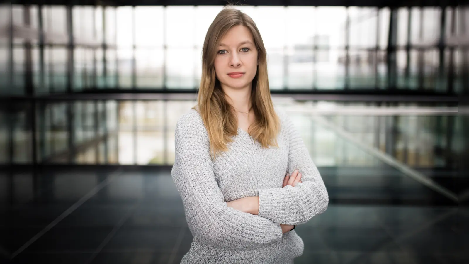Investigativjournalistin Lea Weinmann berichtet in der Ismaninger Seidl-Mühle über ihre Recherchemethoden und aktuelle Geschichten. (Foto: SZ Friedrich Bungert)