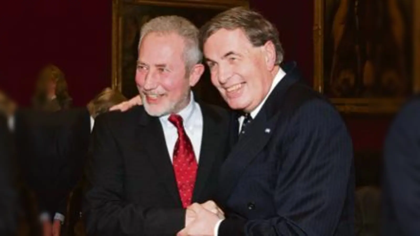 Prof. Reinhold Baumstark (r.) mit seinem Nachfolger Prof. Klaus Schrenk.	 (Foto: Pinakothek)