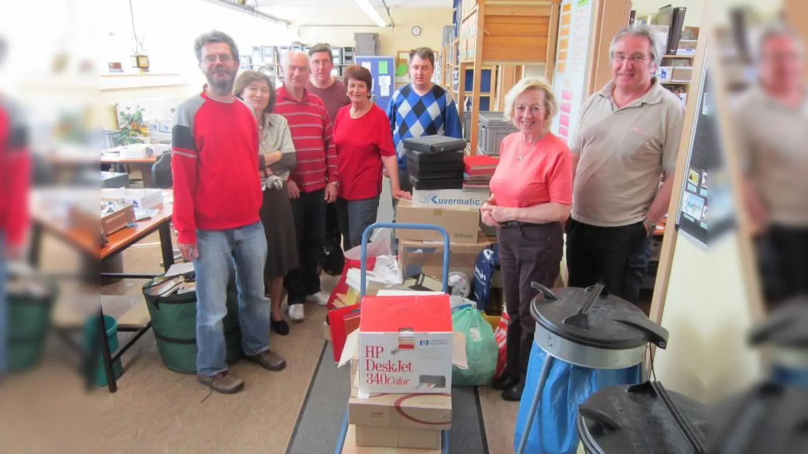 Im Frühjahr hatten Senioren Unions-Mitglieder das letzte Mal eine Fahrt nach Herzogsägmühle unternommen: Franziska Miroschnikoff, Hans Wagner, Helga Kreuzer (2.,3. und 4. v.l.) und Margot Günther (2.v.r.) überreichten die Spenden an Betreuer und Bewohner. (Foto: privat)