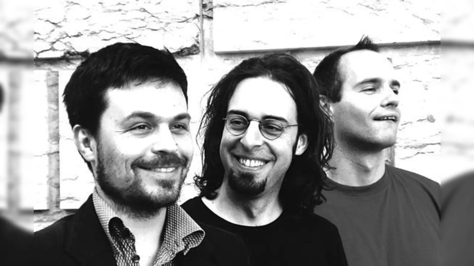 Mit Gitarre, Bass und Schlagzeug besucht das Trio am 24. April das Pelkovenschlössl.	 (Foto: VA)