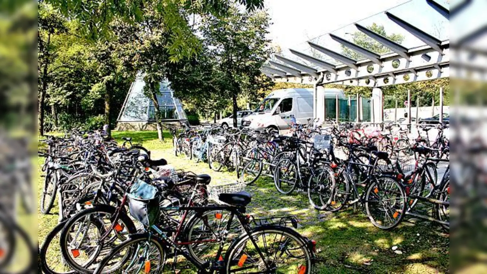 Mehr Fahrradständer rund um den U-Bahnhof Harthof sollen 2011 aufgestellt werden. 	 (Foto: ws)