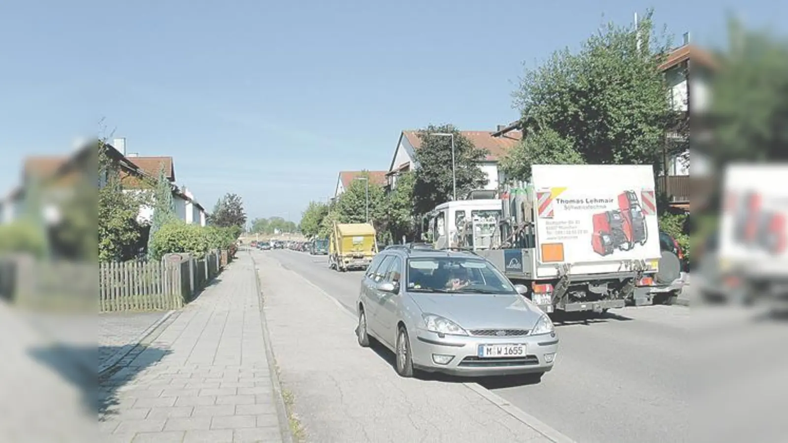 Der gesamte Lieferverkehr für das Gewerbegebiet Perlach läuft über die Weidener Straße, die als Wohnstraße dafür nicht gemacht ist.  (Foto: aha)