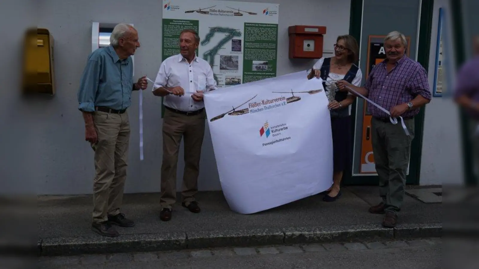 Enthüllung der Tafel, im linken Eingangsbereich, Campingplatz Thalkirchen.<br>Von links nach rechts: die Floßmeister Franz Seitner, Josef, Seitner und Michael Angermeier gemeinsam mit Helga Lauterbach, Vorstandsmitglied<br>Flößer-Kulturverein München-Thalkirchen e.V. (Foto: Klaus Grobholz)