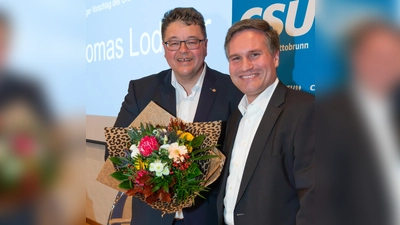 CSU-Ortsvorsitzender Theodor Fall gratuliert Bürgermeister Thomas Loderer zur Nominierung. (Foto: monika_wrba)