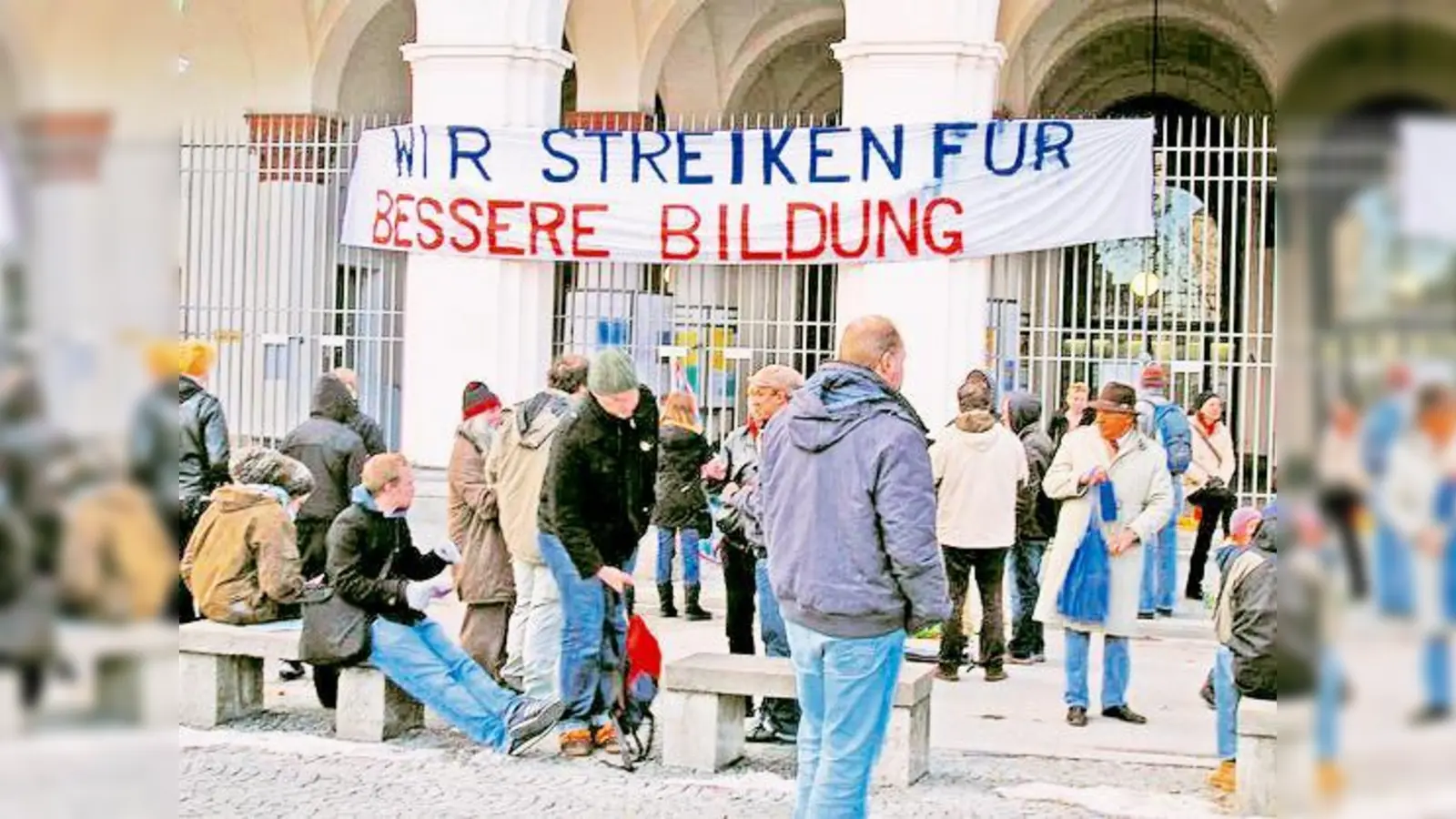 Nach der Räumung gehen die Proteste vor der abgeriegelten Uni unvermindert weiter.	 (Foto: B. Setzer)