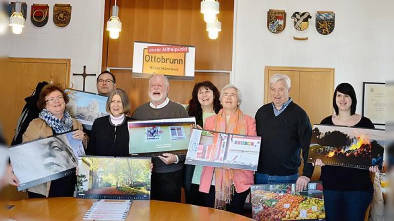 Stolz zeigen Gewinner und Initiatoren den Kalender (v.l.): Erika Aulenbach (Vorsitzende BVO), Reinhard Pohl, Helga Jakobs, Hans-Jürgen Jakobs, Inge Kupper (Initiatorin), Bettina Heese, Max Aigner und Natalie Kupper.	 (Foto: BVO)