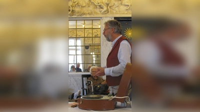 Alte Schellackplatten auf Original-Grammophonen versetzten in eine andere Zeit. (Foto: BRK-Kreisverband Starnberg)