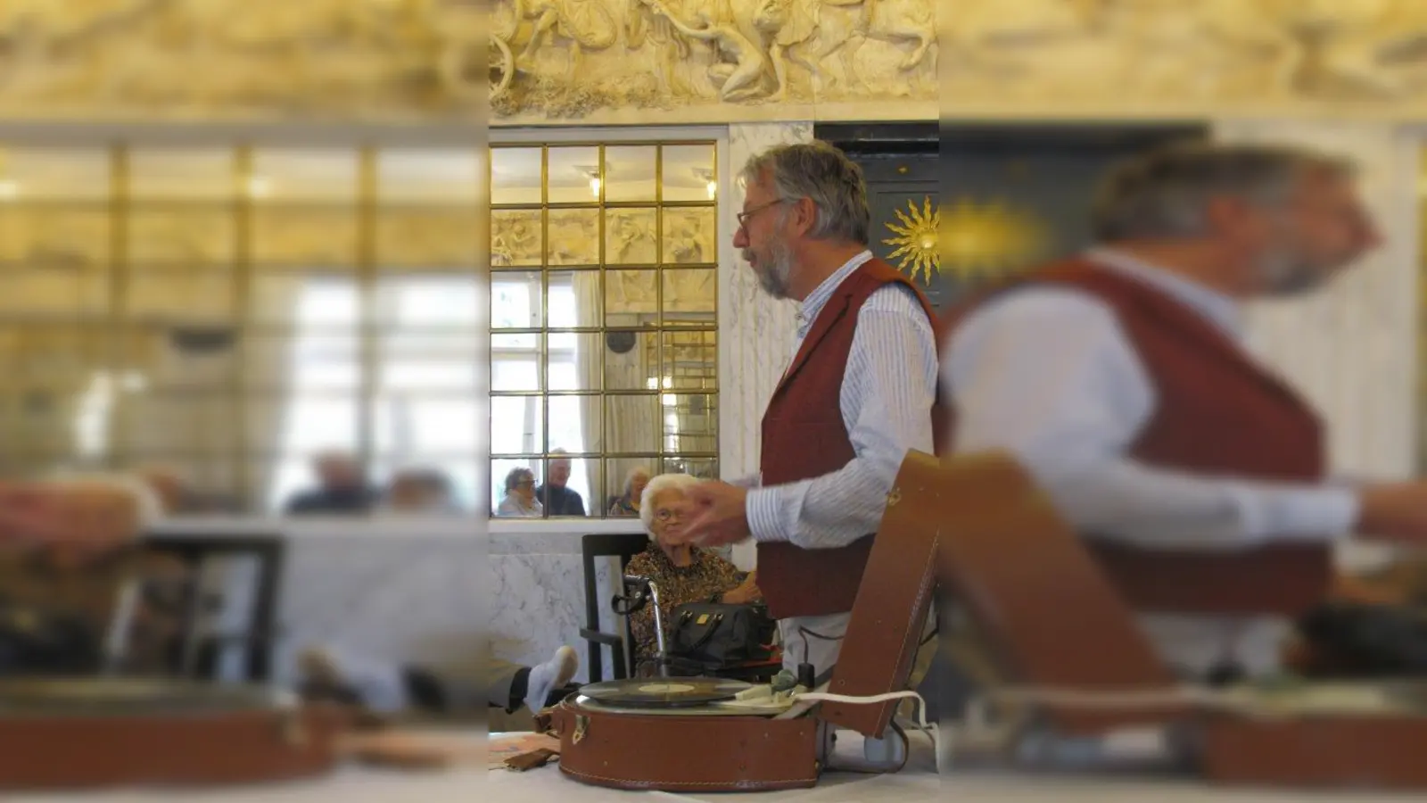 Alte Schellackplatten auf Original-Grammophonen versetzten in eine andere Zeit. (Foto: BRK-Kreisverband Starnberg)