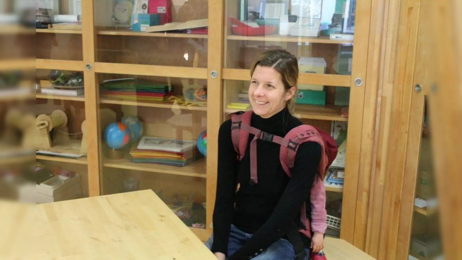 Susanne Vellmer (mit ihrer jüngsten Tochter am Rücken) engagiert sich im Arbeitskreis Öffentlichkeitsarbeit der Montessori-Schule. (Foto: bb)