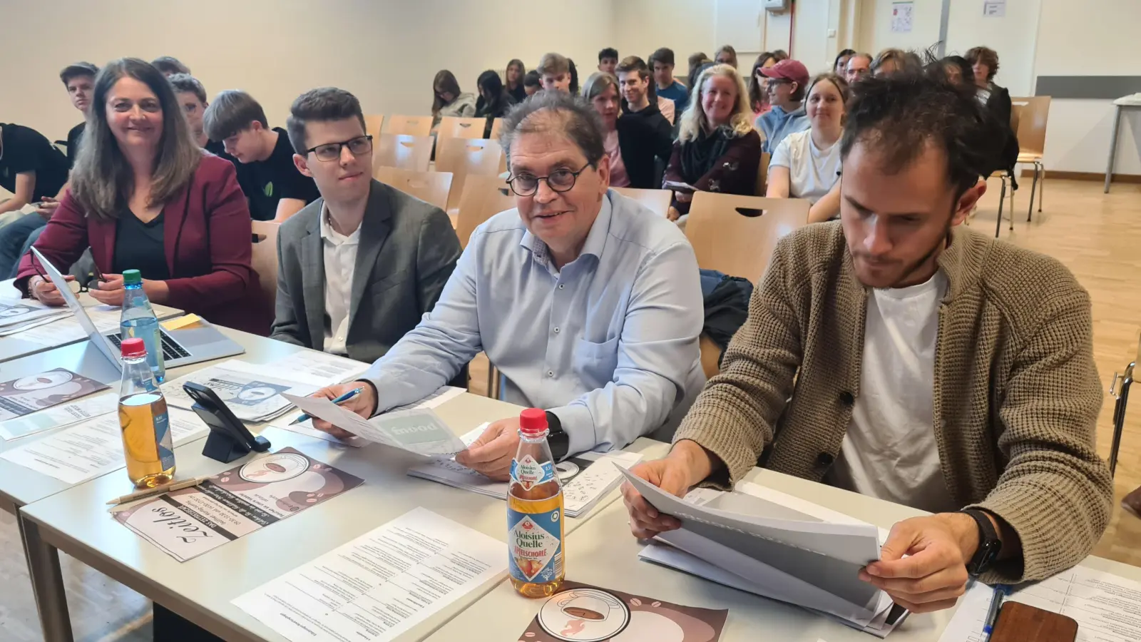 Die Jury am Max-Born-Gymnasium stellt kritische Fragen an die Teams (v.l.n.r.): Sandra Pabst (Gebe), Andrija Vuksanovich (Titanom), Wolfgang Nelhiebel (Nelhiebel), Daniel Gruber (Esperotech) (Foto: Biffar)
