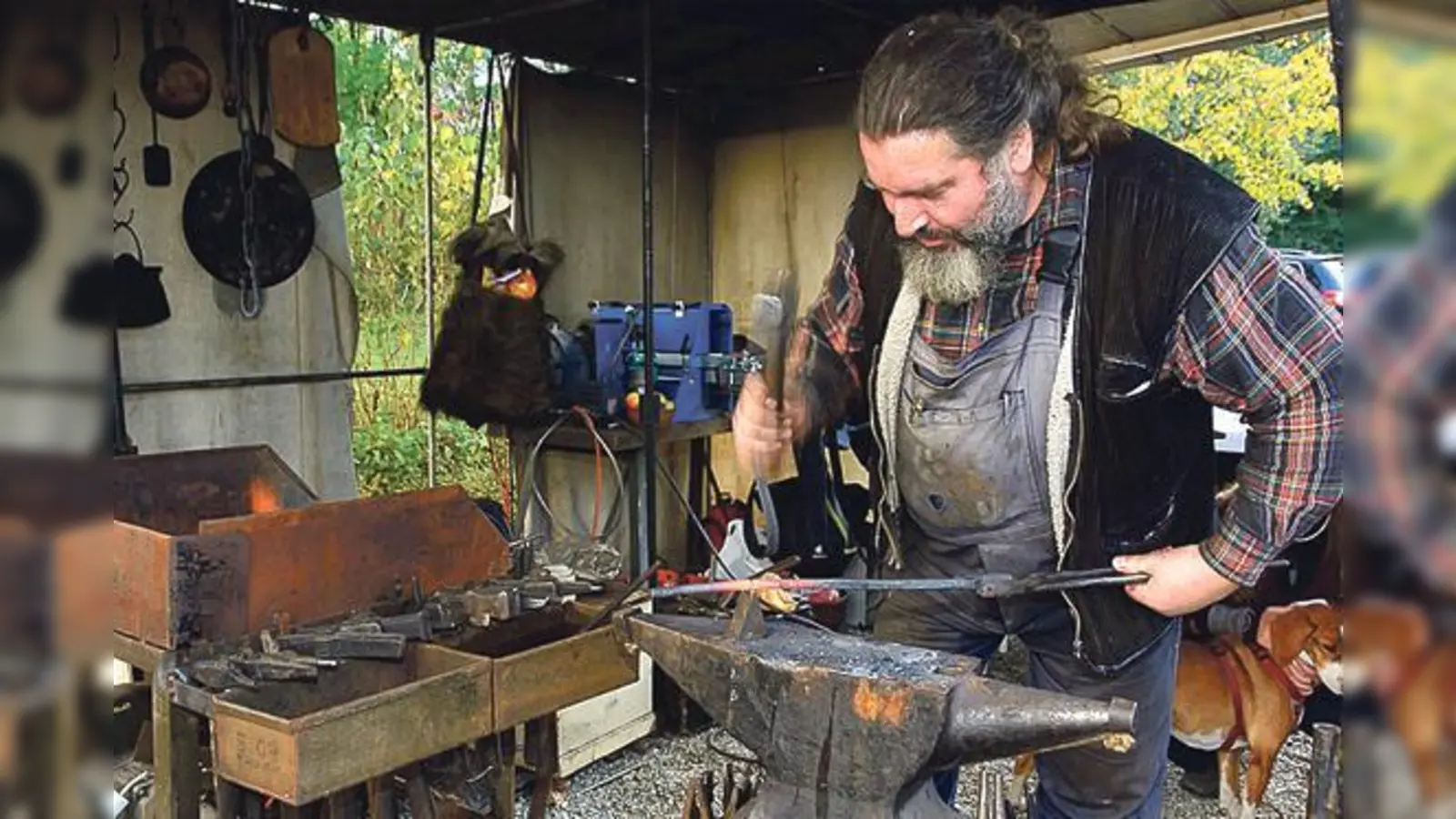 Schmied Stephan Miller zeigt die hohe Kunst des »Faltens« und »Feuerschweißens«.	 (Foto: VA)