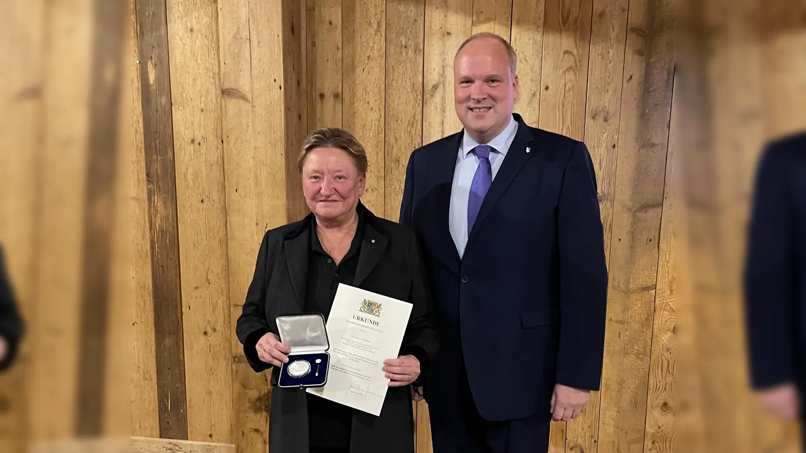 Pullachs Bürgermeisterin Susanna Tausendfreund wurde die Verdienstmedaille in Silber verliehen. Landrat Christoph Göbel gratulierte herzlich. (Foto: hw)