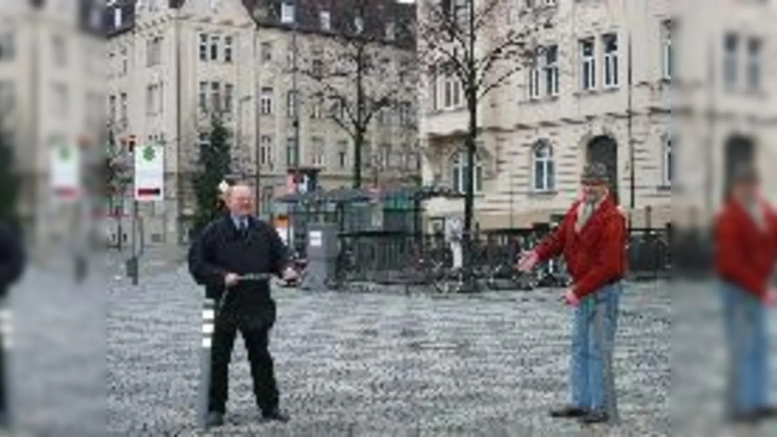 Die Bogenhausener Stadtteilpolitiker Holger Machatschek (re.) und Andreas Nagel (li.) an der Unfallstelle an der Mühlbaurstraße.  (Foto: ak)