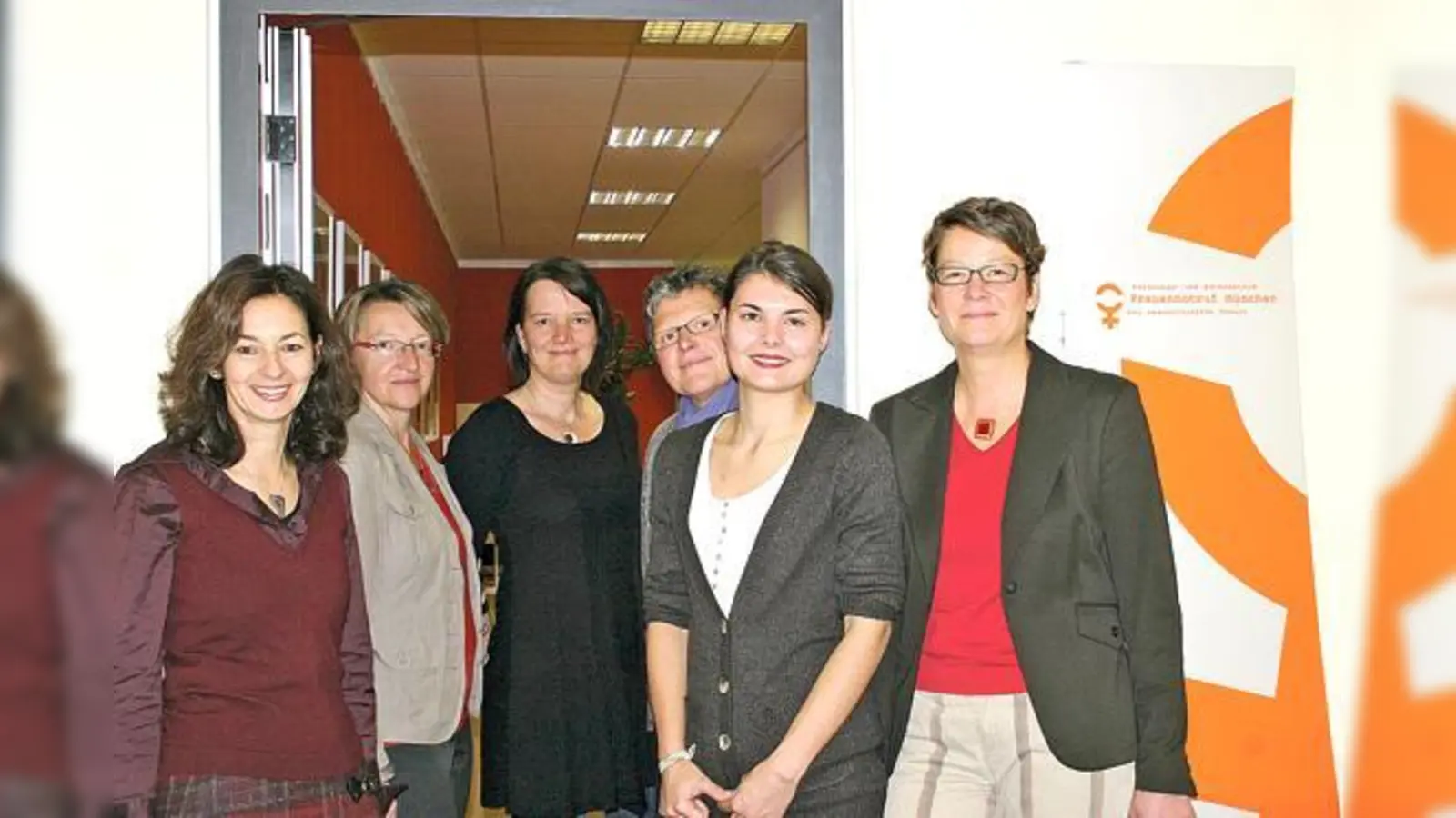 Ein offenes Ohr für Frauen in der Krise: Frauennotrufgeschäftsführerin Simone Ortner (l.) und ihre Kolleginnen.	 (Foto: scy)