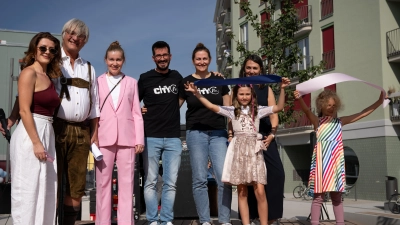 Nahmen gemeinsam den Bandschnitt vor (von links): Denisa Vukaj (Noah’s Ark), Wolfgang Burgert, Franziska Meschke, Christian Posch, Frau Posch (City-M) und Miriana Torluccio (Cultura Capelli). (Foto: Danica Krunic)