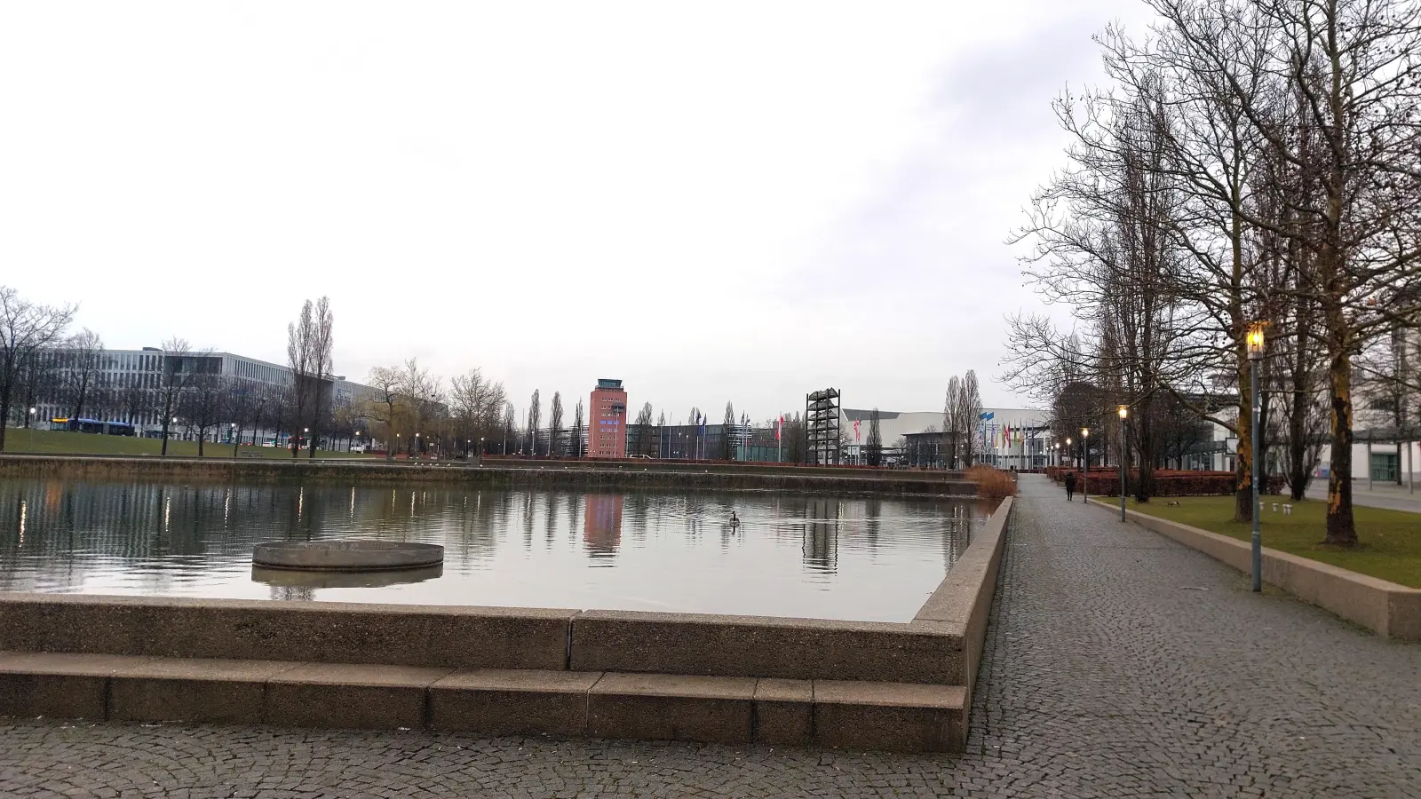 Auch der Messesee und der denkmalgeschützte Flughafen-Tower (hinten, Mitte) werden Ziele des Rundgangs durch die Messestadt sein. (Archivbild: bas)