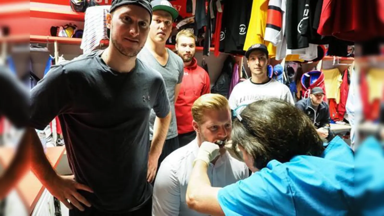 Fertigung der Zahnabdrücke (hier bei Stürmer Jens Glombitza) für den individuell hergestellten Zahn- und Kieferschutz durch die Kieferorthopädische Praxis Dr. Jochen Waurig aus Traunstein.	 (Foto: Jürgen Roßmann)