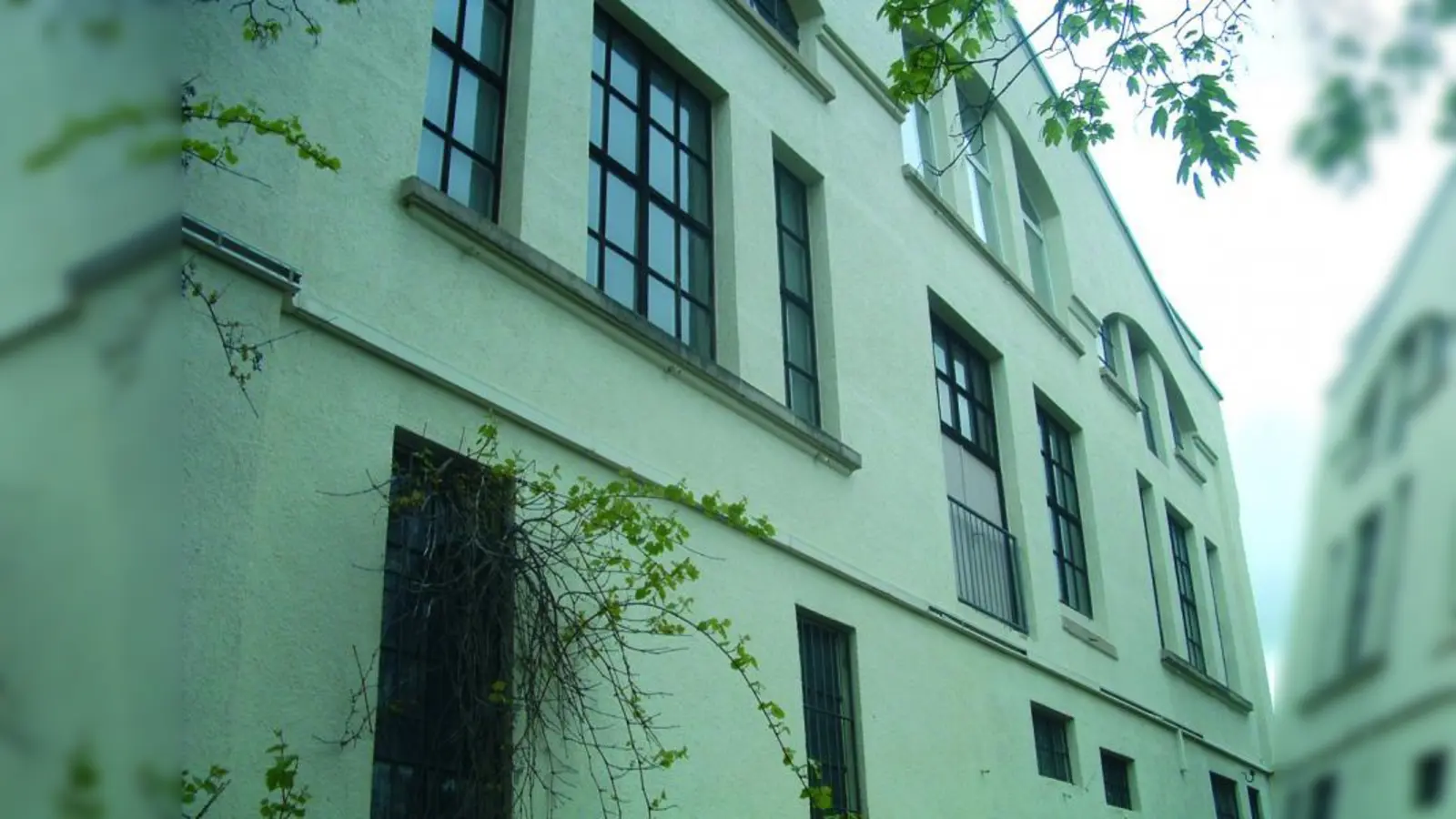 So könnte das Atelierhaus rundherum ausschauen: Eine Fassade auf der Längseite wurde vor etlichen Jahren renoviert und bietet einen erfreulichen Anblick. (Foto: bb)