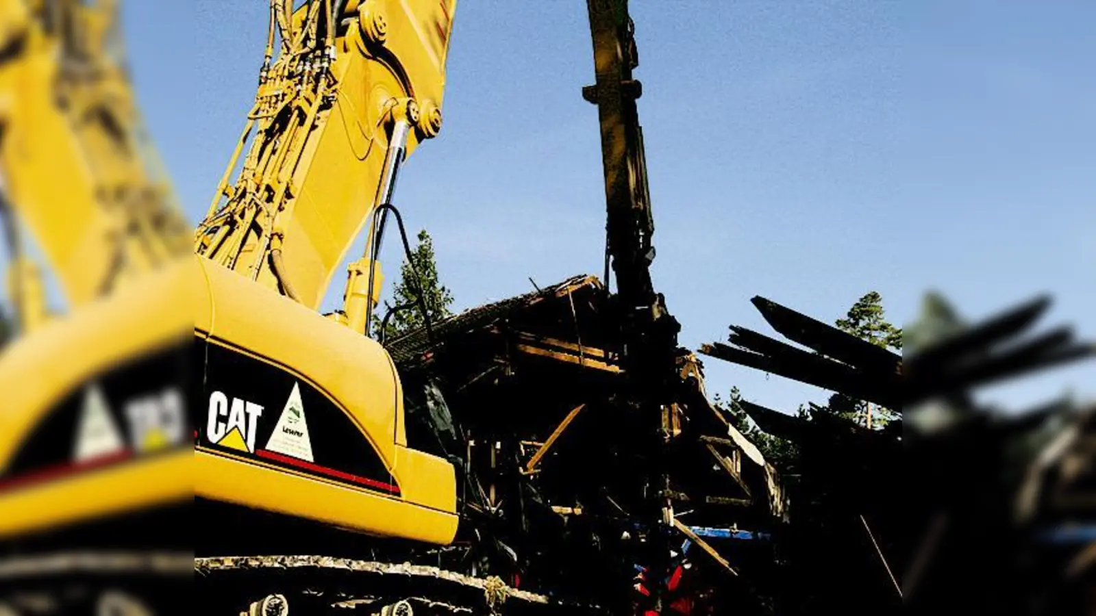 Schweres Gerät machte dem Jagdhof endgültig den  (Garaus.Fotos: mst)