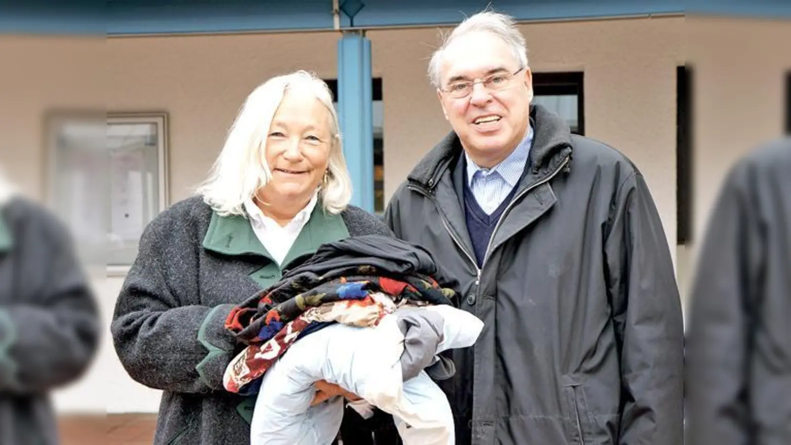 Diakon Karl Stocker, hier mit Helene Nestler, Leiterin der Kleiderkammer der AWO, die die Asylbewerber mit gespendeter Kleidung versorgt. 	 (Foto: hw)