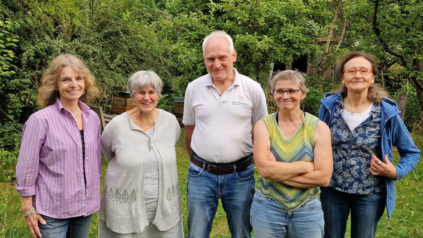 Seit 2019 setzt sich die Bürgerinitiative für den Erhalt des Landschaftsparks West ein. Unter den Engagierten sind (von links im Bild): Moni Schwesinger, Susanne Kopp, Ernst Habersbrunner, Michaela Binder und Ursula Dorn. (Foto: Tony Perkins)