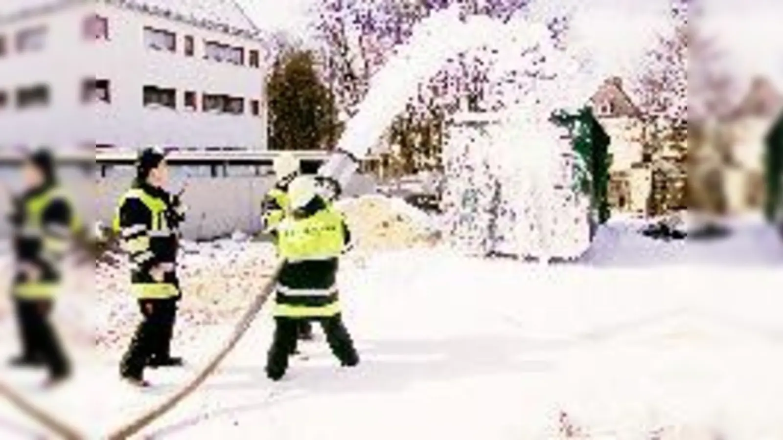 Bevor mit Löschschaum und Hochleistungsentlüfter geübt werden darf, steht für die Mitglieder der Freiwilligen Feuerwehr Moosach auch noch ein wenig Theorie auf dem Programm.	 (Fotos: ta)