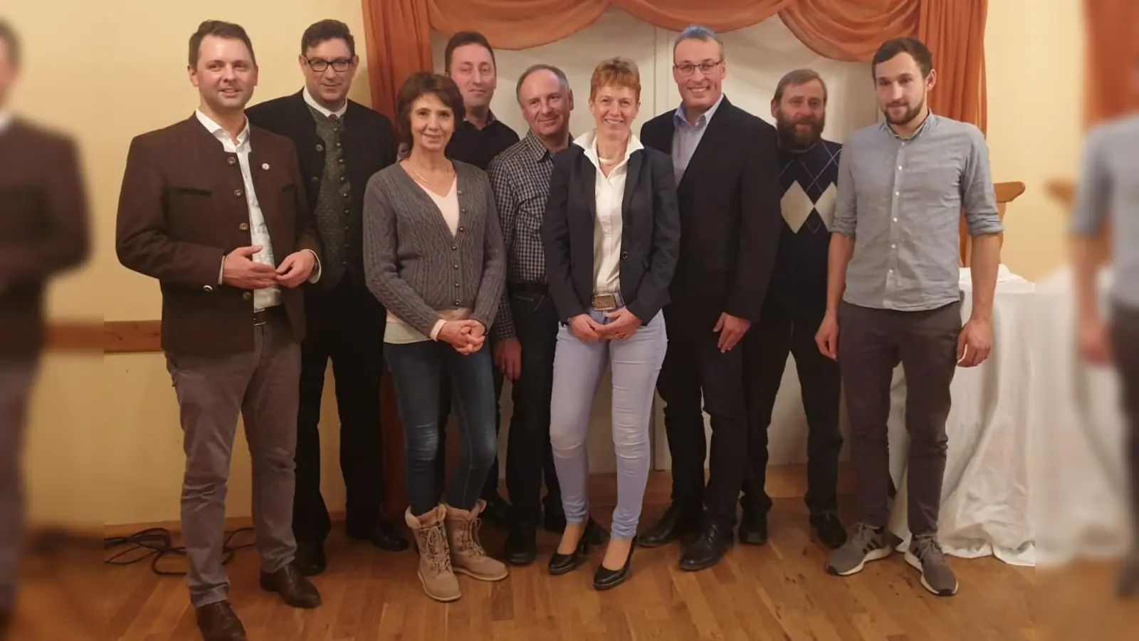 Reger Austausch: (v.l.): Dr. Andreas Lenz MdB, Landrat Martin Bayerstorfer, Monika Mayr, Bernhard Hartl, Josef Lohmaier, Sabine Berger, Michael Hamburger, Mathias Lohmeier, und Michael Hofstetter. (Foto: VA)