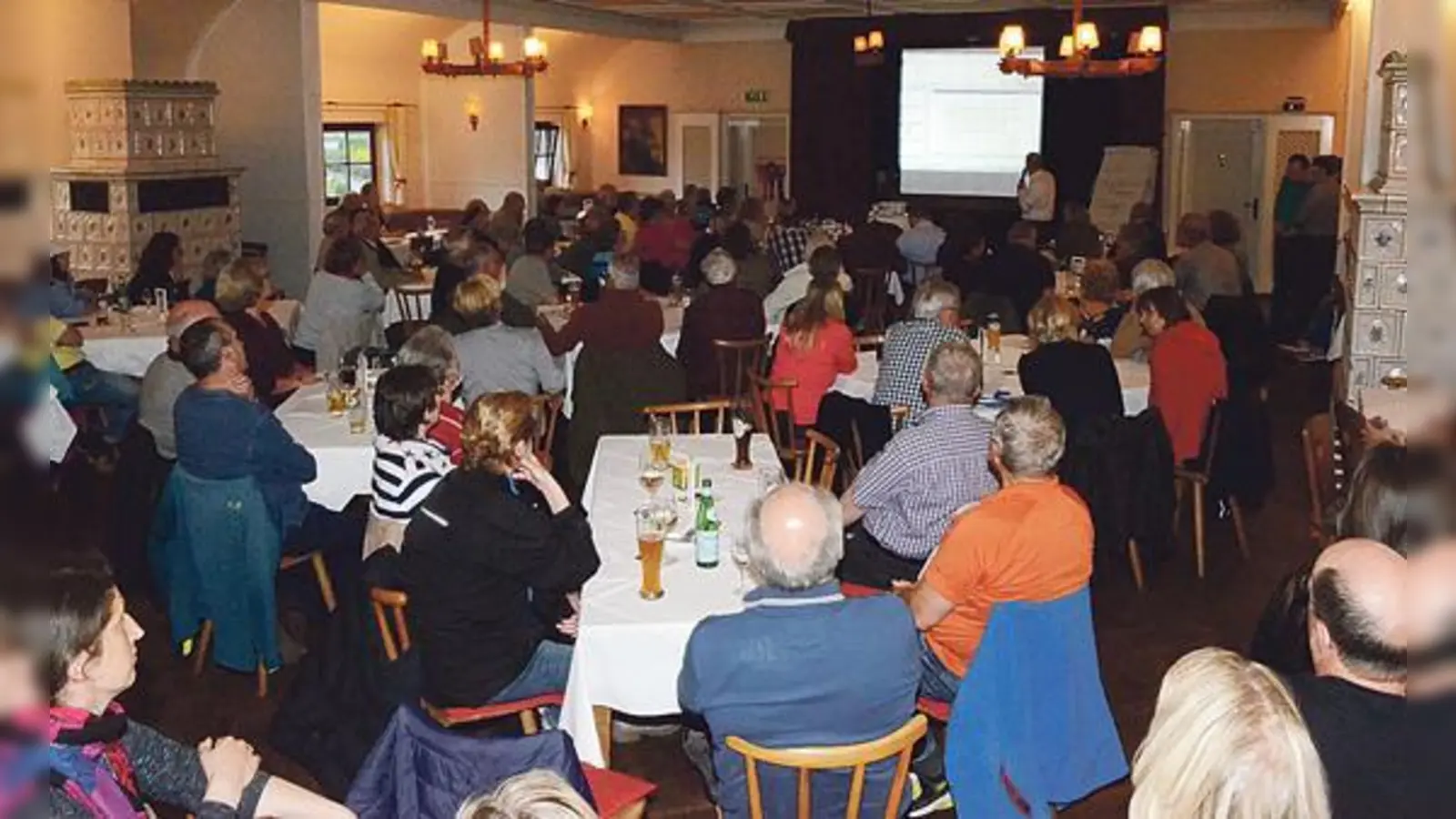 Auf reges Interesse bei rund 100 Besuchern stieß der Diskussionsabend zur Wimmerwiese im Limone in Pöring. 	 (Foto: VA)