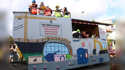 Im vergangenen Jahr griff der Faschingsumzug auch den „unendlichen” Hallenbadbau in Dachau auf. (Foto: Einsle)