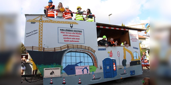 Im vergangenen Jahr griff der Faschingsumzug auch den „unendlichen” Hallenbadbau in Dachau auf. (Foto: Einsle)