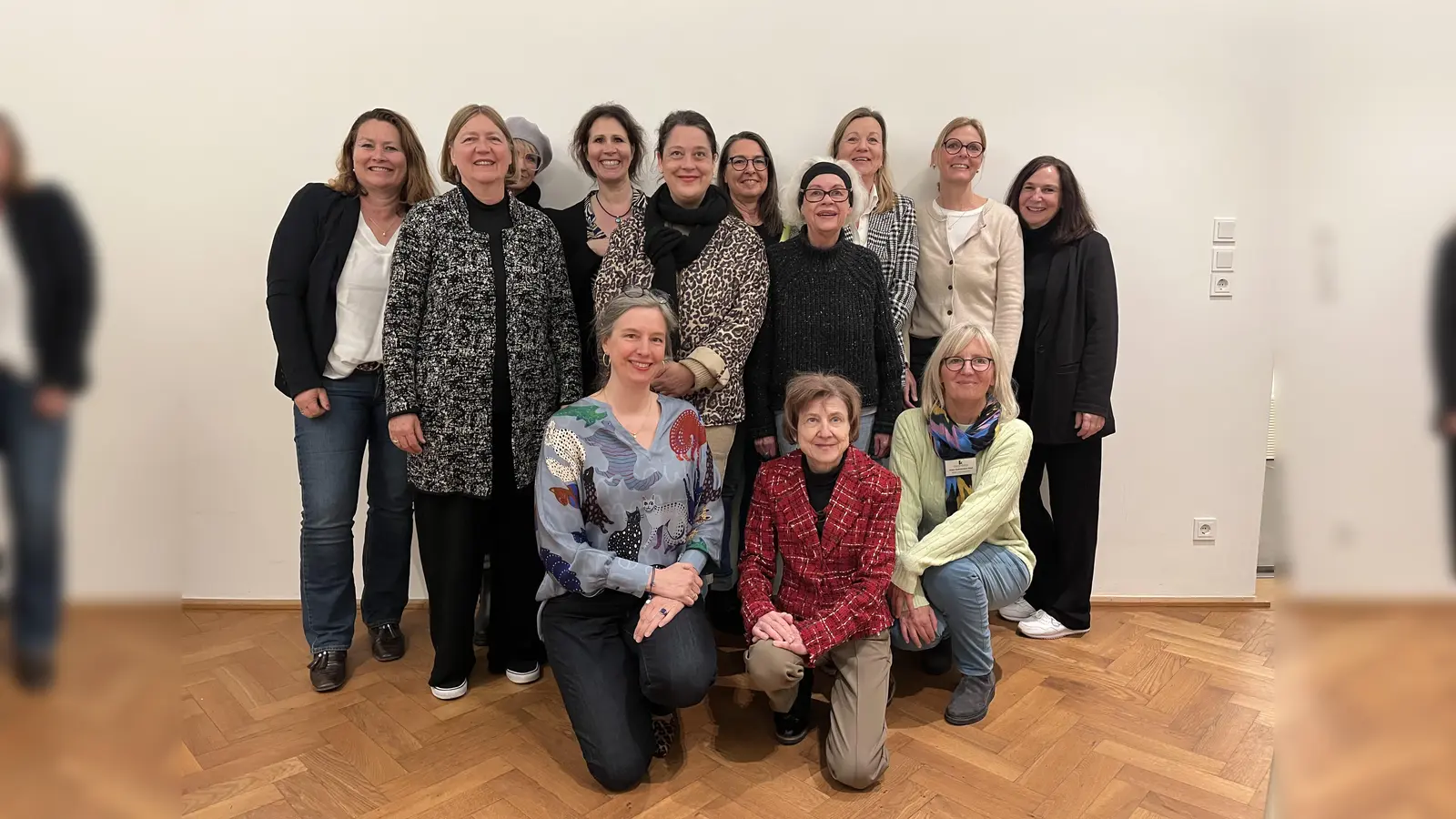 Das neue erweiterte Vorstandsteam mit: Stefanie Reers, Ingrid Gardill, Bettina Steer, Katja Gramann, Friederike Herz, Stefanie Tauschek, Tanja Avignon, Elisabeth Lehmann, Irmi Reimann, Kathrin Fritsche, Anke Steinbicker, Felizitas Kerscher und Astrid von Heinz (v.l.). (Foto: I.Reimann)