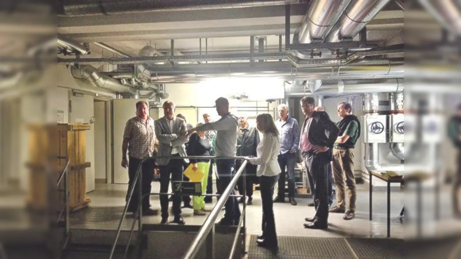 Bürgermeister Walter Brilmayer und interessierte Bürger erkundeten das BHKW der Kreisklinik im  Rahmen einer Führung. 	 (Foto: Stadt Ebersberg)