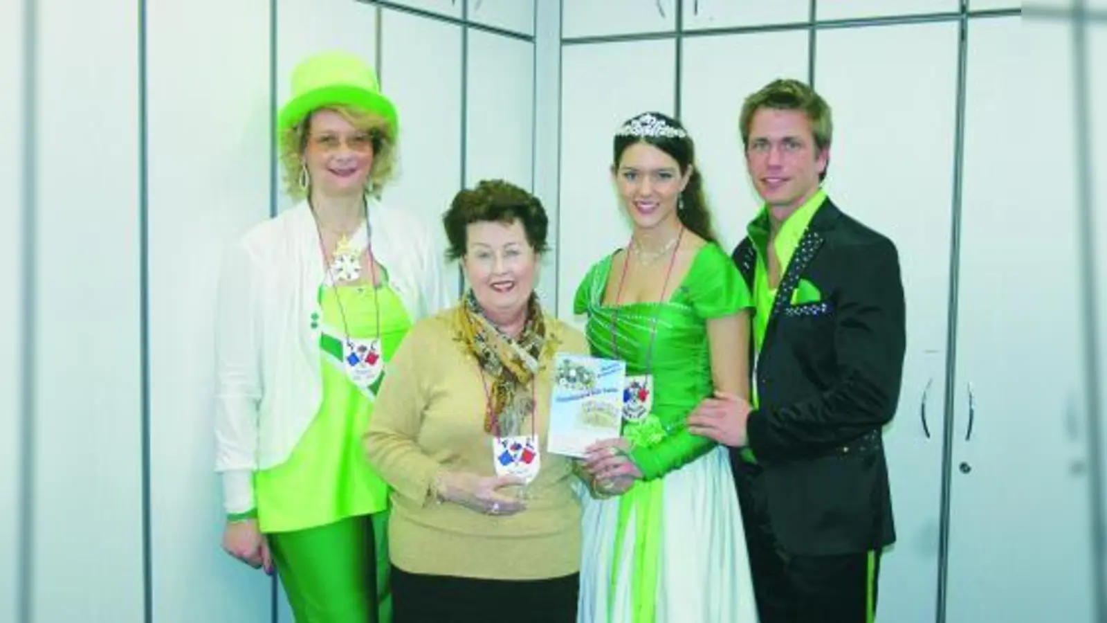 Werbe-Spiegel-Verlegerin Gudrun Dangl (2.v.l.) mit FCL-Präsidentin Christine Rygol und dem Prinzenpaar Andrea II. und Carsten I. (v.l.). (Foto: ls)