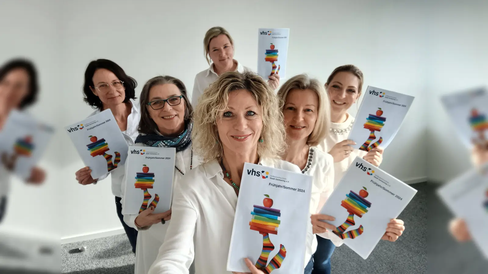 Das Team der vhs Germering mit dem neuen Programm: v.l. Clara Husmann (Studium generale, Presse), Jutta Huber (Service), Evi Seidel-Klarmann (vorne, Vorstand, Bereich Gesund &amp; aktiv), Claudia Hilbert (hinten, Bereich Kultur, Medien), Andrea Frank (Vorstand, Bereiche Gesellschaft und Sprachen) sowie Verena von Prondzinski (Service). (Foto: vhs Germering)