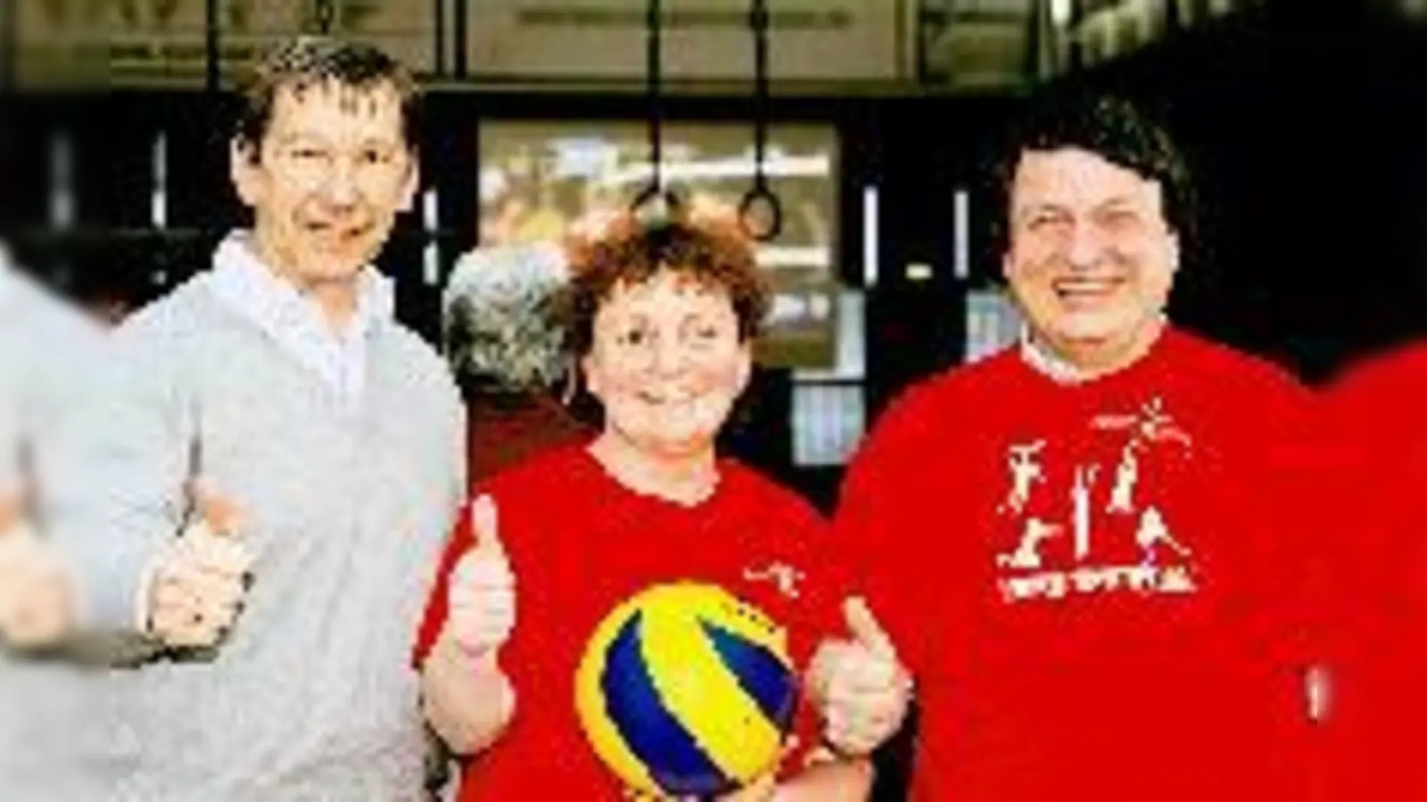 Feuern ihre Mannschaft beim Public Viewing kräftig an (v. l.): Dietmar Neugebauer, Rita Eckert und Sportreferent Richard Raiser.  (Foto: mst)