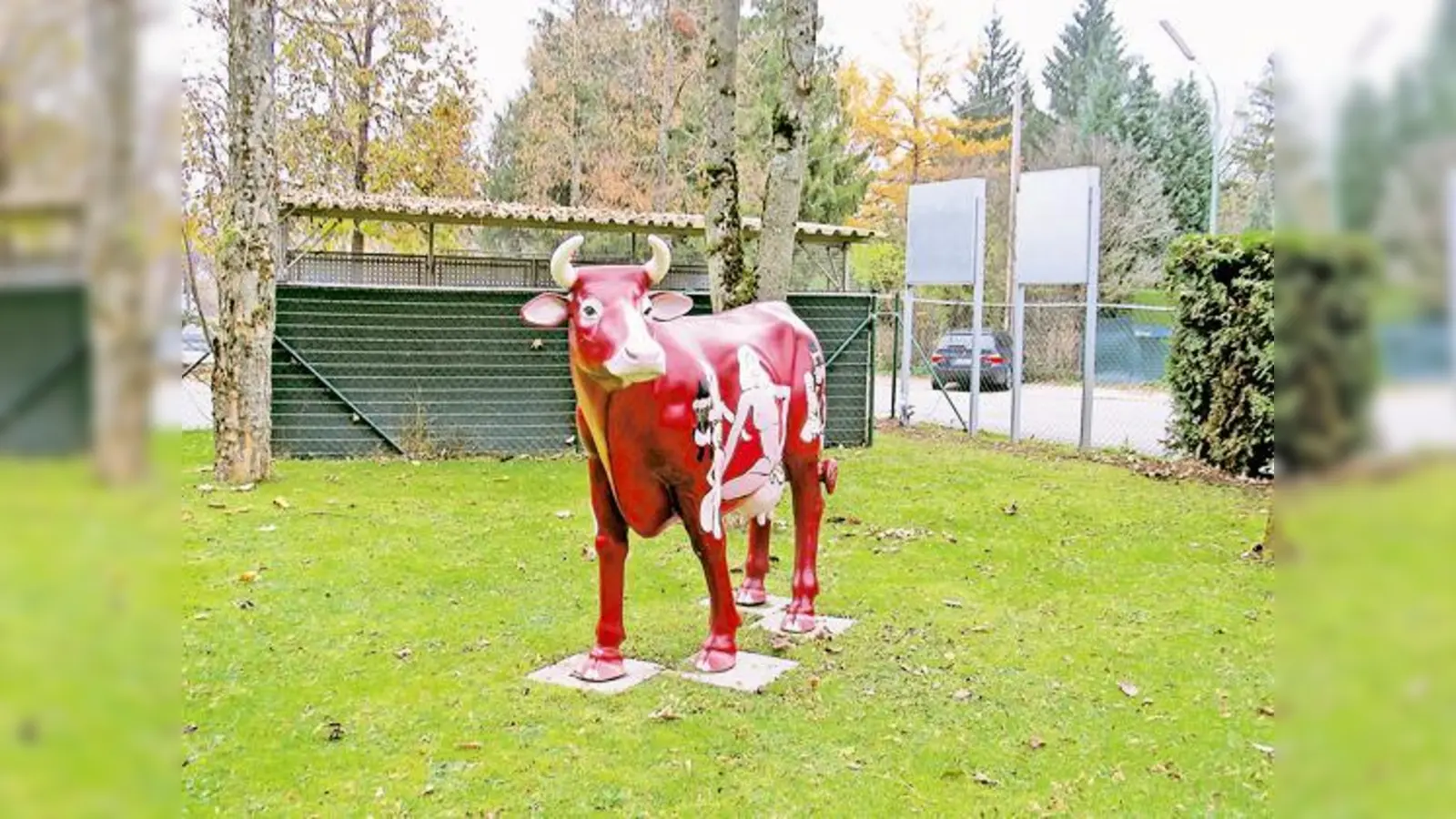 Eine Kuh in der Hofer Straße wirbt für das »horizontale Gewerbe«.   (Foto: aha)