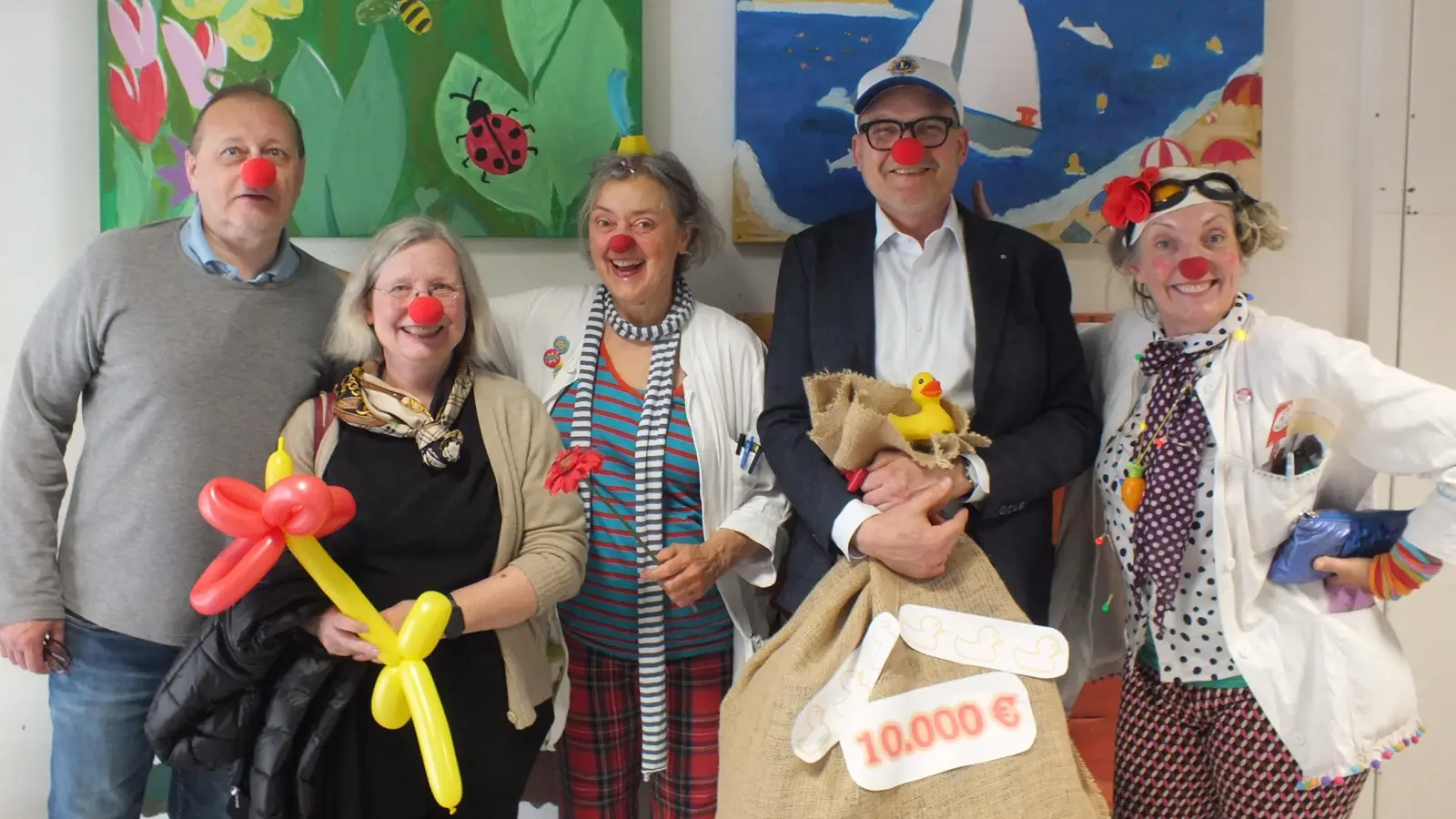 Spendenübergabe des Lions Clubs München-Georgenstein an die KlinikClowns (von links): Dieter Schimmer, Dr. Regina Hock, KlinikClown „Dr. Mücke Mücke”, Florian Oesterreicher sowie KlinikClown „Dr. Ilsebill”. (Foto: Andrea Andrade)