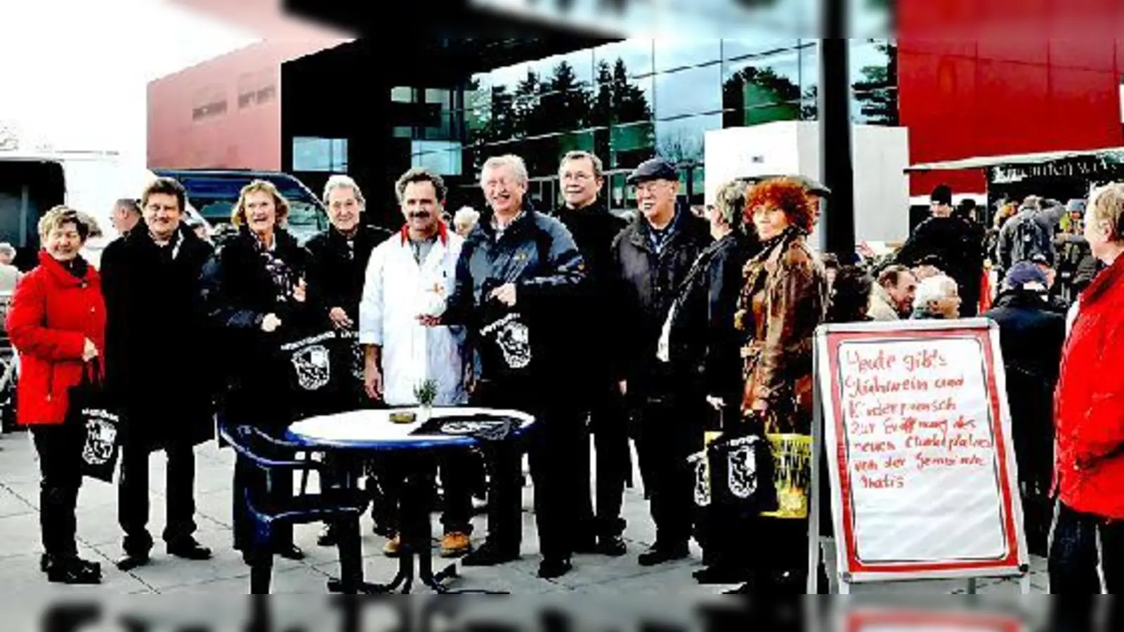 Bürgermeister Franz Schwarz (Mitte) verteilte beim ersten Wochenmarkt am neuen Bürgerhaus Glühwein, Kinderpunsch und Stofftaschen.	 (Foto: Gemeinde)