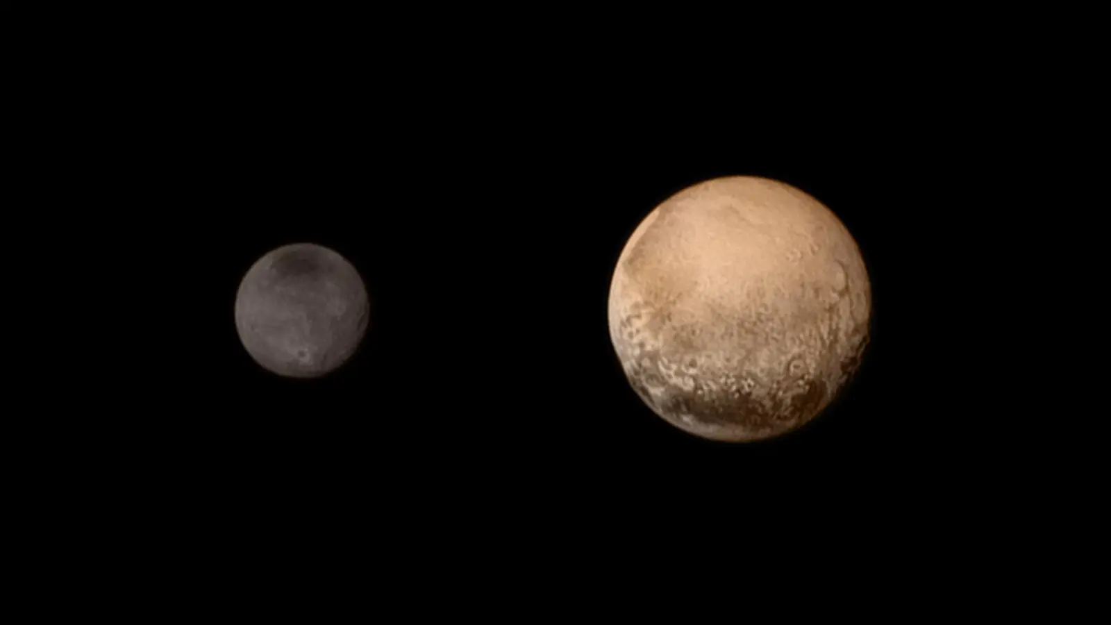 Pluto (rechts) und sein Mond Charon, Aufnahme von New Horizons. (Foto: gemeinfrei)