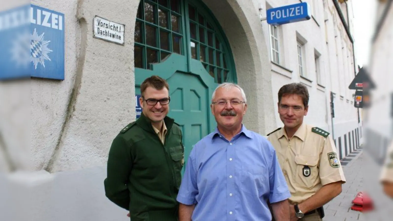 „Kontinuität ist gewährleistet.” PI-Leiter Michael Lutz, der scheidende Stellvertreter Ludwig Meier und dessen Interimsvertreter Markus Göttler (v.l.) (Foto: us)