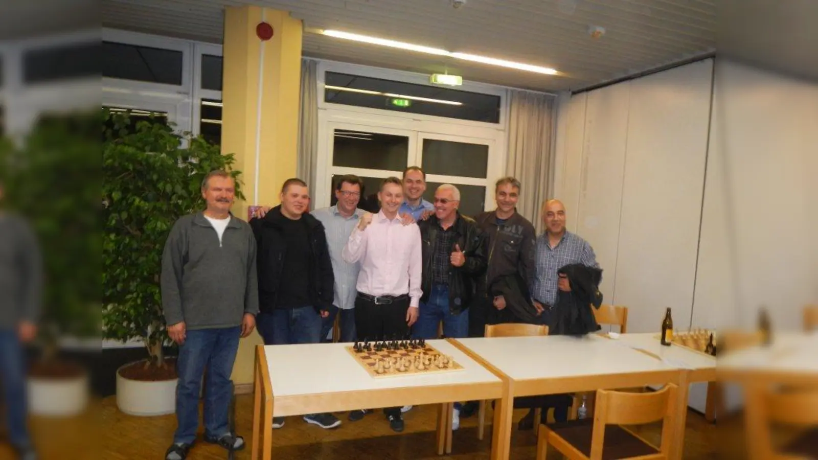 Die Sollner Schachspieler (von links): Josef Kuhnert, Matthias Nerlinger, Andreas Harting, Nils Untermann, Peter Gabriel, Ahmed Bossov, Miomir Terzic, Malyar Ahmadzai. (Foto: pi)